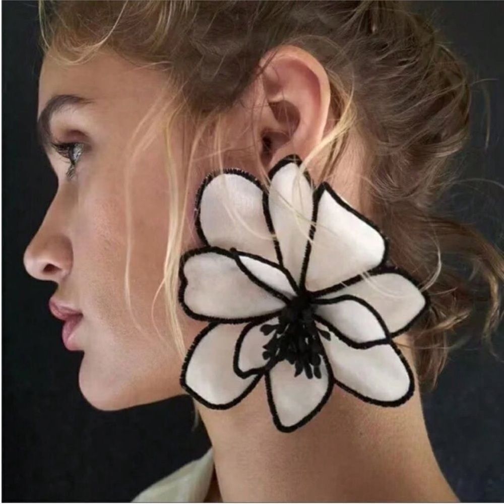 White and Black Floral Earrings M391